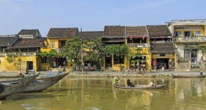 liz pic hoi an boats